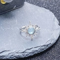 Gros plan sur bague étoile à huit branches en argent avec pierre de lune et zircon - Ouvert Réglable / Style Étoile à Huit Branches Bleu Clair (JZ1105A)