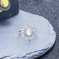 Vue macro d'une bague soleil en argent avec pierre de lune et zircons étincelants - Ouvert Réglable / Style Éclat d'Étoile en Pierre d'Oeil de Chat Blanche (JZ3820)
