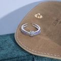 Detail-Nahaufnahme vom silbernen Knotenring mit lila Emaille und Zirkonia-Kristallen - Lila Emaille Knoten Stil (JZ0227A)