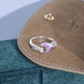 Detailansicht eines silbernen Fischschwanz-Rings mit lila Emaille, Perlen und Zirkonia - Lila Fischschwanz Perle Verzierung (JZ0508A)