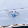 Dettaglio macro di anello regolabile in argento con gemma blu mare e fiori di zirconi - Aperto Regolabile / Stile Grappolo di Fiori con Pietra Principale Celeste Rotonda (JZ0078A)