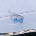 Dettaglio macro dell'anello d'argento con cuori blu e design a fiocco scintillante - Aperto Regolabile / Stile Fiocco con Doppio Cuore Blu Brillante (JZ0273A)