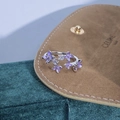 Detailaufnahme von lila Emailleblüten und Kristallen auf verstellbarem Silberring - Fünf Lila Emaille Blumen Stil (JZ0721A)