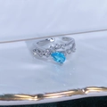 Dettaglio macro dell'anello d'argento con pietra blu a goccia e zirconi bianchi - Aperto Regolabile / Stile Fascia Incrociata con Pietra Blu a Goccia (JZ0421A)