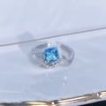 Macro di un anello in zircone blu zaffiro con fascia in argento testurizzata - Aperto Regolabile / Stile Fascia a Onda con Pietra Principale Celeste Quadrata (JZ0634A)