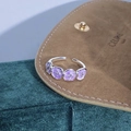 Macro di anello a fiore argento con smalto viola e cristalli su velluto - Quattro Fiori Viola Chiaro Zirconia (JZ1103A)