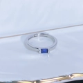 Dettaglio macro dell'anello aperto in argento con zircone blu rettangolare incastonato - Aperto Regolabile / Stile Incastonatura a Canale con Pietra Principale Blu Scuro Rettangolare (JZ4622)
