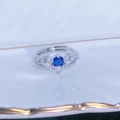 Primo piano anello regolabile in argento con zircone blu e micro-pavé di cristalli - Aperto Regolabile / Stile Halo Micro-pavé con Pietra Principale Blu Rotonda (JZ4741)