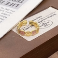 Makroaufnahme: Vergoldeter offener Ring mit rosa Emaille-Blumen und Zirkonia - Einstellbar Offen / Rosa Emaille Hohlblume Stil (JZ4202)