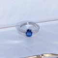 Vista macro dell'anello aperto in argento con gemma blu ovale e zirconi micro-pave - Aperto Regolabile / Stile Accenti a Doppia Fila con Pietra Principale Blu Scuro Ovale (JZ4744)