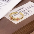 Detailaufnahme des verstellbaren Rings mit rosa Emaille-Katzenpfote und Goldbeschichtung - Einstellbar Offen / Rosa Emaille Katzenpfote Stil (JZ4227)