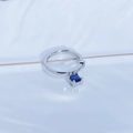 Dettaglio di un anello regolabile in argento con gemma blu quadrata e zirconi micro - Aperto Regolabile / Stile Accenti Laterali con Pietra Principale Blu Scuro Quadrata (JZ4823)