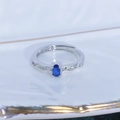 Macro di anello con zircone blu mare ovale e fascia intrecciata con pavé di zirconi - Aperto Regolabile / Stile Incrociato Intrecciato con Pietra Principale Blu Scuro Ovale (JZ4824)