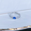 Dettaglio macro dell'anello d'argento regolabile con gemma blu e zirconi a taglio baguette - Aperto Regolabile / Stile Accenti Baguette con Pietra Principale Blu Scuro Ovale (JZ4983)