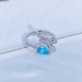 Dettaglio dell'anello regolabile in argento con zircone blu mare a forma di pera - Aperto Regolabile / Stile Dolce con Fiocco e Pietra Principale Celeste a Goccia (JZ5054)