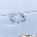 Dettaglio macro dell'anello regolabile argento con incisioni a stella e zirconi blu - Aperto Regolabile / Stile Pietra Blu Rotonda Incisa con Stella a Quattro Punte (JZ5180)