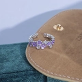 Dettaglio macro dell'anello a sfere con fiori in smalto viola e zirconi luminosi - Cinque Fiori Viola Fascia con Perline (JZ6211)