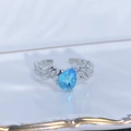 Vista macro dell'anello in argento con gemma blu a goccia e dettagli ondulati - Aperto Regolabile / Stile Onda Sinuosa e Pietra Celeste a Goccia (JZ6270)