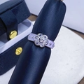 Vista macro de anillo de flor esmaltada morada con cristales brillantes incrustados - Abierto Ajustable / Estilo Floral de Esmalte Lavanda (JZ0188A)