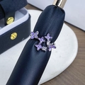 Vista macro de flores de esmalte morado y circonitas en una banda de anillo de plata - Abierto Ajustable / Estilo de Cinco Flores Pequeñas Esmalte Púrpura (JZ0721A)