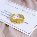 Macro-detail van een gouden verstelbare ring met gele emaille bloemen en zirkonias - Verstelbaar Open / Heldergele Bloemblaadjes Gouden Stijl (JZ1354A)