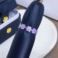 Detailansicht der lila Emaille-Blüten auf einem silbernen verstellbaren Ringband - Einstellbar Offen / Lila Floral Tropföl Emaille Stil (JZ0859A)