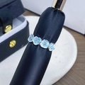 Makroaufnahme von blauem Emaille-Blumenring mit kleinen Zirkonia auf schwarzem Ringständer - Einstellbar Offen / Blau Emaille Zirkon Vier Blumen Stil (JZ0894A)