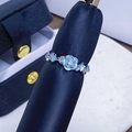 Makro-Detail des silbernen Blumenrings mit hellblauer Emaille-Rose und Schmetterlingsmotiv - Einstellbar Offen / Blaue Rose Schmetterling Zirkon Stil (JZ1214A)