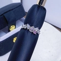 Makroaufnahme von Silberring mit lila und klaren Marquise-Steinen im Blumendesign - Einstellbar Offen / Lila Marquis Edelstein Blumencluster Stil (JZ2135A)