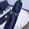 Detailansicht eines Blumenrings mit schwarzem Emaille und blauer Geschenkbox - Einstellbar Offen / Schwarz Tropföl Fünf-Blütenblatt Reihenring Stil (JZ4689)