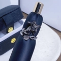 Makro-Detail des Lilienblumenrings mit schwarzen Metallblättern und weißen Zirkonias - Einstellbar Offen / Silber Schwarz Lilie Offen Stil (JZ5948)