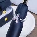 Detail eines silbernen Schmetterlingsrings mit rosa Zirkon und Perle auf blauem Samt - Einstellbar Offen / Rosa Zirkon Perle Schmetterling Offen Stil (JZ6233)