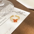 Detailaufnahme goldener Schmetterlingsring mit orangen Steinen und Perlenakzenten - Edelstein Schmetterling Offener Stil (JZ2937A)