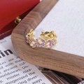 Détail d'une bague dorée avec papillons en émail violet et petites perles blanches - Style Papillon Violet Perle (JZ2061A)