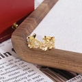 Gros plan détaillé de la bague vintage en émail avec fleurs et perles sur fond en bois - Style Papillon Rose Perle (JZ2062A)