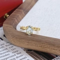 Détail de la bague dorée avec pierre précieuse bleu clair ovale et anneau texturé - Style Pierre Gemme Bleu Clair Ovale (JZ2244A)