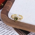 Détail de bague vintage avec pierre verte en forme de cœur et accents de zircon - Style Pierre Gemme Vert Olive Cœur (JZ4705A)