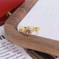 Détail d'une bague fleur vintage avec zircon violet et anneau ajustable plaqué or - Style Zircon Violet Rond (JZ4723A)