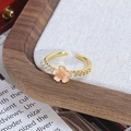 Détail d'une bague dorée vintage avec fleur rose, petites perles et zircons brillants - Style Fleur de Cerisier Rose Perle (JZ4745A)