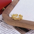 Vue détaillée d'une bague ouverte dorée ondulée avec textures et accents de zircon - Style Triple Zircon Texture Vague Dorée (JZ6072)