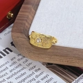 Détail d'une bague vintage dorée avec motif étoile rectangulaire et cristal central - Style Relief Étoile Octogone Rectangulaire (JZ6073)