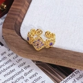 Détail de la bague fleur rétro avec ambre et émail violet sur métal doré - Style Fenêtre Ajourée Pierre Ambre (JZ6084)
