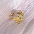 Detaillierte Makroansicht des Vintage-Iris-Rings mit goldener Lilie und Zirkonia - Offener Verstellbarer Ring (JZ2746A) / Gold