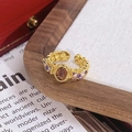 Détail macro de la bague vintage en émail doré avec pierre brune et motifs de papillons - Style Papillon Émail Ovale Brun (JZ6087)
