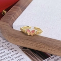 Vue détaillée d'une bague dorée réglable avec un papillon rose et des petits zircons - Style Papillon Dégradé Rose (JZ6119)