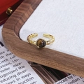 Détail d'une bague émaillée vintage avec pierre œil de tigre et anneau en chaîne évidée - Style Œil de Tigre Brun Rond (JZ6124)
