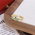 Détail d'une bague libellule aux ailes en émail bleu et ornée d'une pierre bleue - Style Pierre Gemme Libellule Cyan (JZ6177)