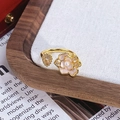 Gros plan sur bague fleur en émail avec centre en perle et accents de zircon - Style Zircon Perle Fleur Rose-Blanc (JZ6229)