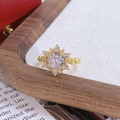 Détail d'une bague vintage en or avec sertissage de diamants tournesol et gravures - Style Grand Zircon Rond Tournesol (JZ6238)
