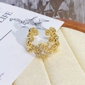 Détail de la bague fleur vintage dorée avec cristaux pavés et anneau ajustable - Ouvert Réglable / Style Fleur à Six Pétales Micro-incrustée (JZ0128A)